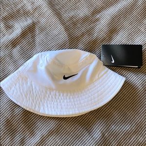Nike Infant Bucket Hat in a White UPF 40+